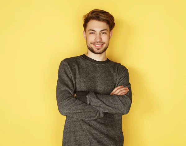 Porträt eines smarten jungen Mannes vor gelbem Hintergrund — Stockfoto