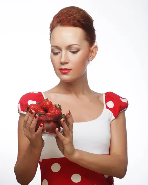 Vrouw met aardbei op de witte achtergrond — Stockfoto