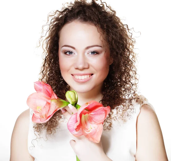 Молодая красивая женщина с большими розовыми цветами — стоковое фото