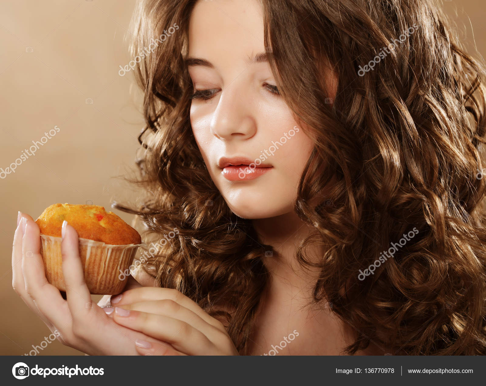 Young beauty girl with cake Stock Photo by ©juice_team 136770978