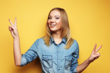 yaşam tarzı ve insanlar kavramı: zafer ya da p gösterilen güzel kadın