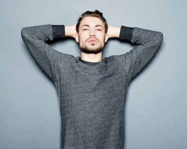 Zarif genç yakışıklı adam. Stüdyo moda portresi.