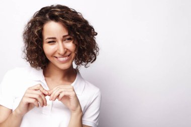 Yaşam tarzı ve insan konsepti: kıvırcık saçlı genç mutlu kadın