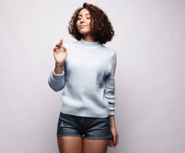 Genç gülümseyen güzel kadın. Gri arka plan üzerinde.