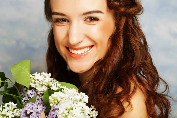 Giovane bella donna con fiori lilla — Foto Stock