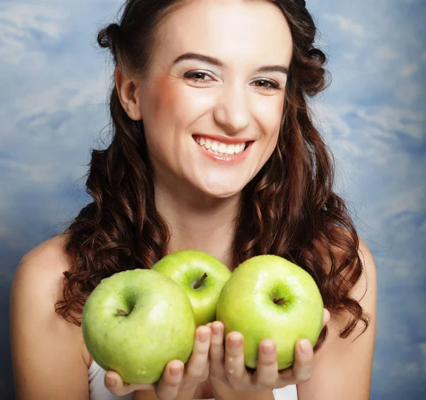 緑のりんごを持つ若い幸せな女性. — ストック写真