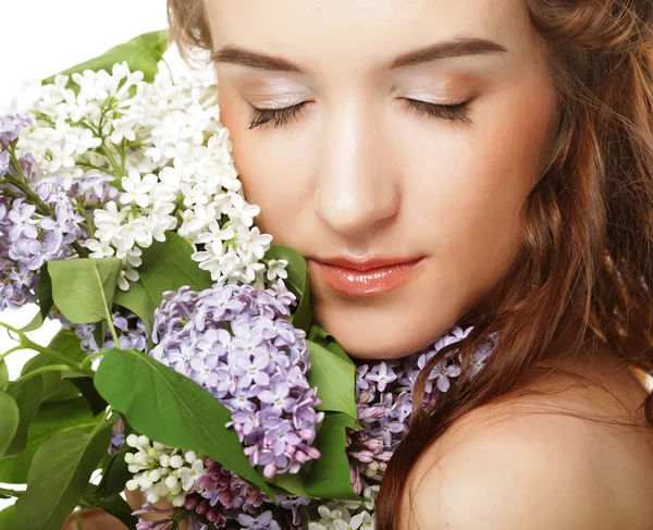 Jovem mulher bonita com flores lilás — Fotografia de Stock