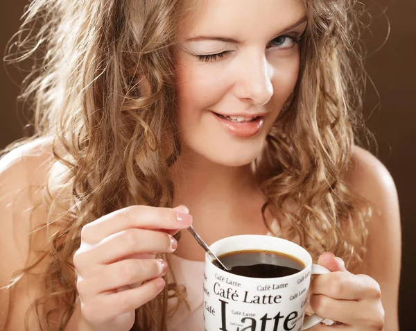 Jeune femme buvant du café — Photo