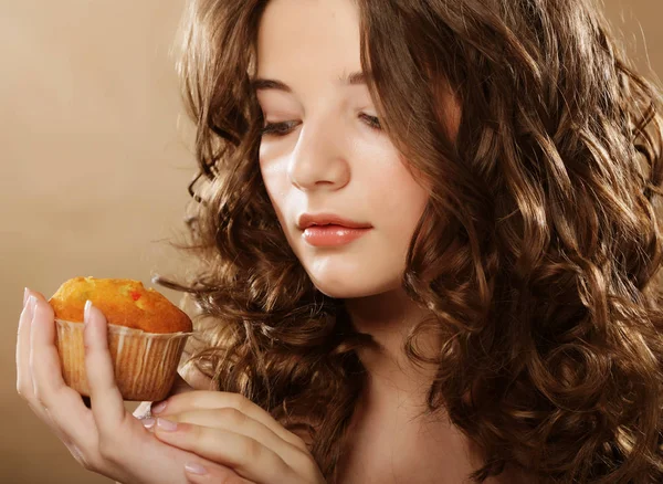 Jeune fille beauté avec gâteau — Photo