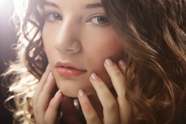 Afbeelding van mooie jonge vrouw met krullend haar — Stockfoto