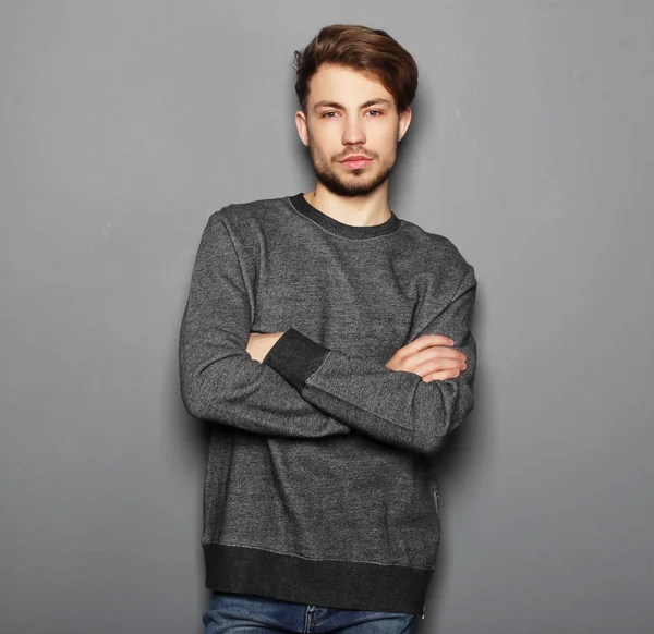 Porträt eines sexy Mannes vor grauem Hintergrund — Stockfoto
