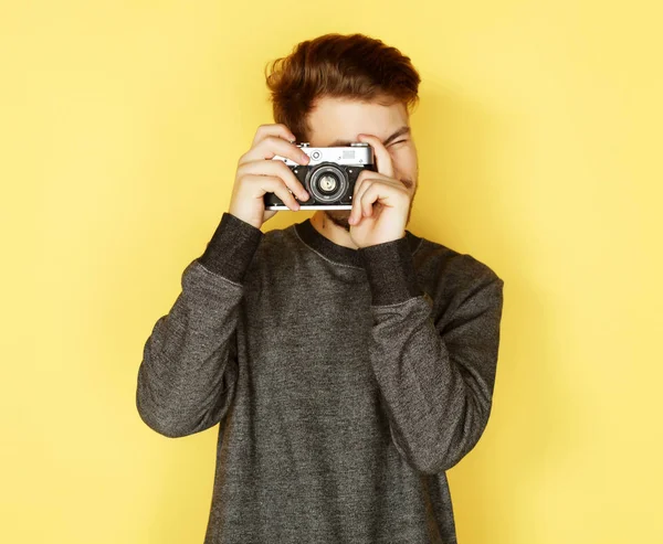 Guapo joven mirando a la cámara mientras está de pie contra el grito — Foto de Stock