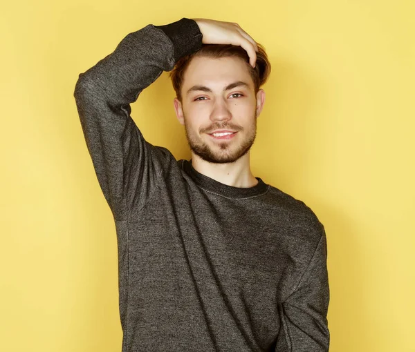 Porträt eines smarten jungen Mannes vor gelbem Hintergrund — Stockfoto