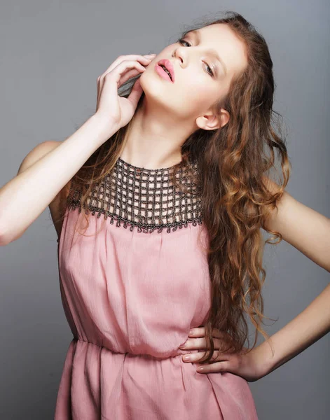 Mode Mädchen Modell posiert auf grauem Hintergrund im Studio. — Stockfoto
