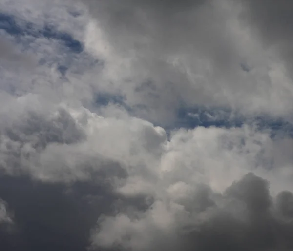 Dark storm clouds before rain — Stock Photo, Image