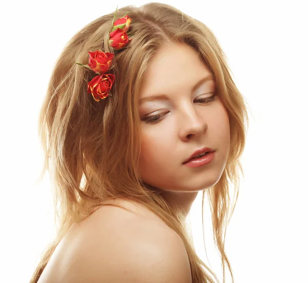 Piękna kobieta z czerwonymi kwiatkami w włosy — Zdjęcie stockowe