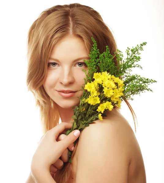 Молодая красивая женщина с жёлтыми цветами — стоковое фото