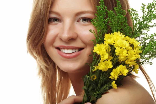黄色い花を持つ若い美しい女性 — ストック写真