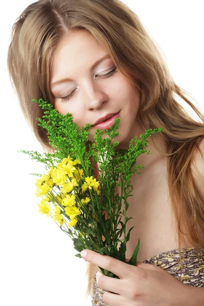 Sarı çiçekli genç güzel kadın — Stok fotoğraf