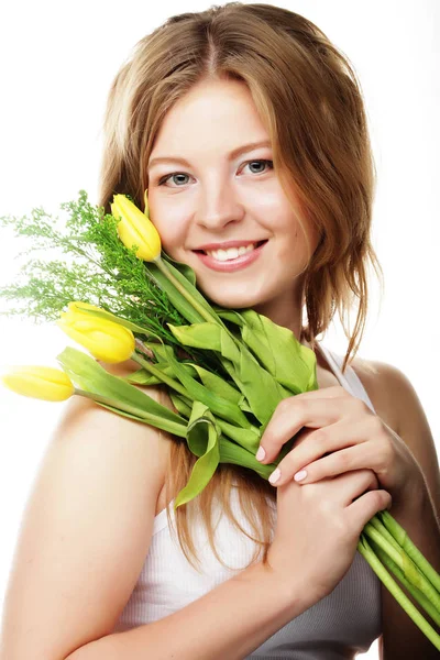Jeune belle femme avec des fleurs jaunes — Photo