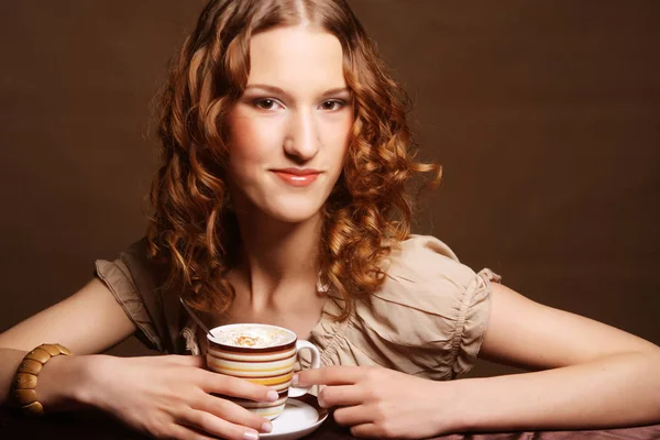 Menina bonita bebendo chá ou café . — Fotografia de Stock