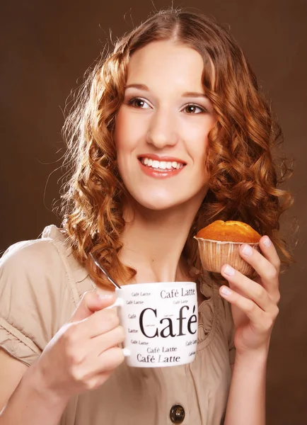 कॉफी और केक के साथ युवा महिला — स्टॉक फ़ोटो, इमेज