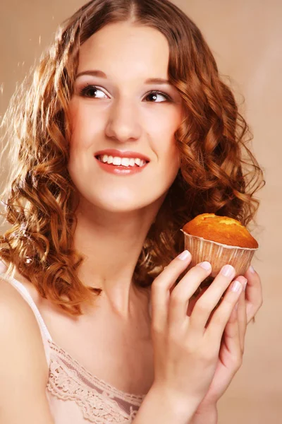 Mladá kráska dívka s dortem — Stock fotografie