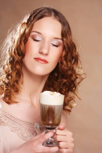 Ragazza con bicchiere di crema di caffè witn — Foto Stock