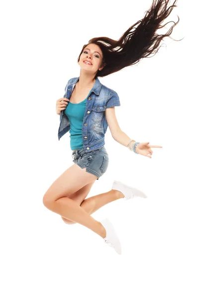 Retrato de comprimento total de uma mulher alegre pulando em um bac branco — Fotografia de Stock