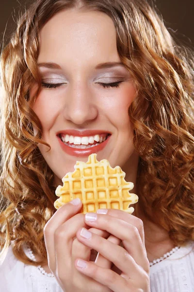 Jonge schoonheid meisje met cake — Stockfoto