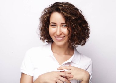 Beyaz arka plan üzerinde genç casual kadın stil.