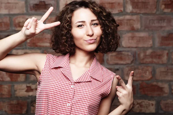 Lifestyle  and people concept: lovely woman showing victory or p — Stock Photo, Image