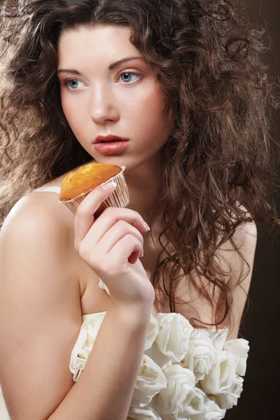 Young curly woman with a cake — Stock Photo, Image