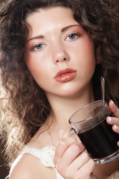 Giovane donna che beve caffè — Foto Stock