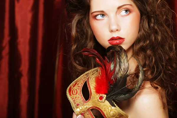 Mujer con mascarada veneciana máscara de carnaval — Foto de Stock