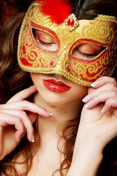 Vrouw met Venetiaanse maskerade carnaval masker — Stockfoto