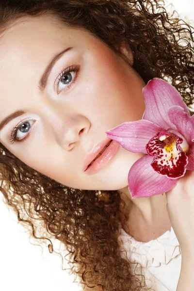 Belle jeune femme avec orchidée rose — Photo