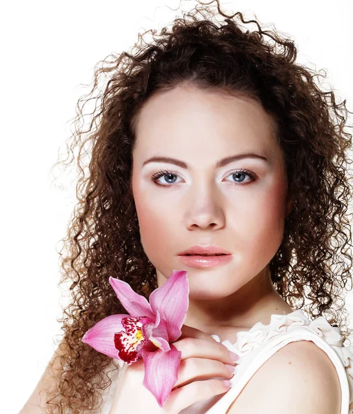 ハワイピンクの蘭と美しい若い女性 — ストック写真