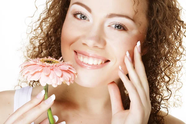 Hermosa joven mujer con grande rosa gerber — Foto de Stock