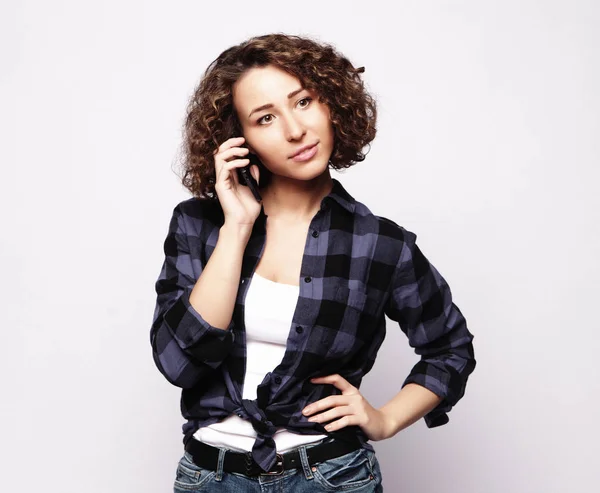 Portret van jonge mooie vrouw op telefoongesprek — Stockfoto