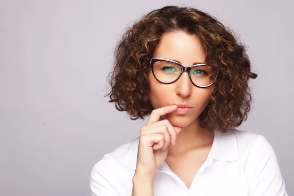 Estilo de vida, negocio y concepto de personas: mujer de negocios en vidrio — Foto de Stock