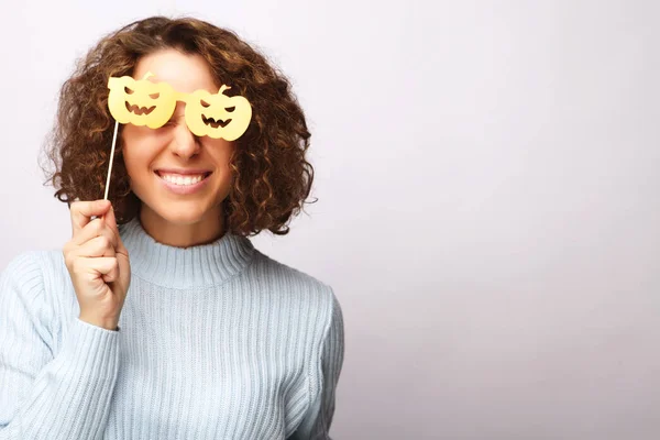 Estilo de vida, la moda y el concepto de la gente: mujer joven juguetona listo — Foto de Stock