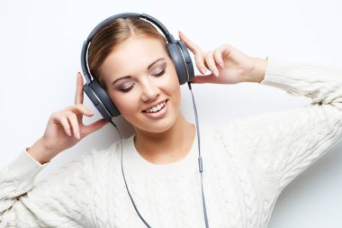 Beyaz arka plan üzerinde dans müzik genç kız.