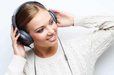 Beyaz arka plan üzerinde dans müzik genç kız.