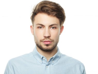 Casual adam beyaz üzerinde rahat poz