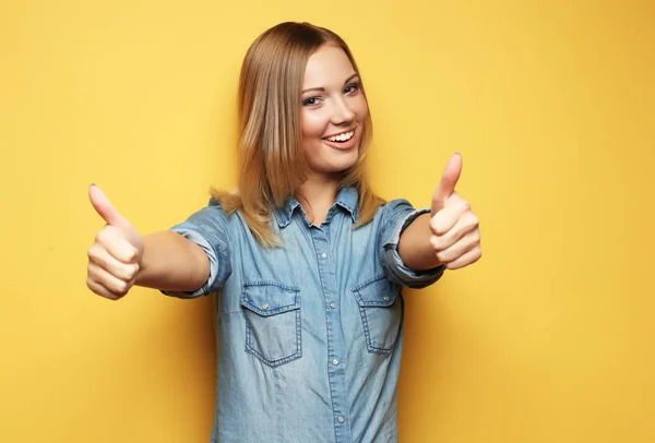 Levensstijl en mensen concept: gelukkige vrouw duim opgevend — Stockfoto