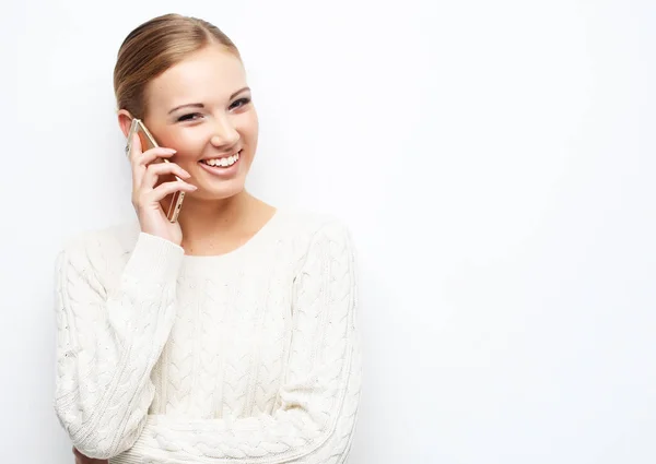 Mulher loira bonita falando no telefone celular — Fotografia de Stock