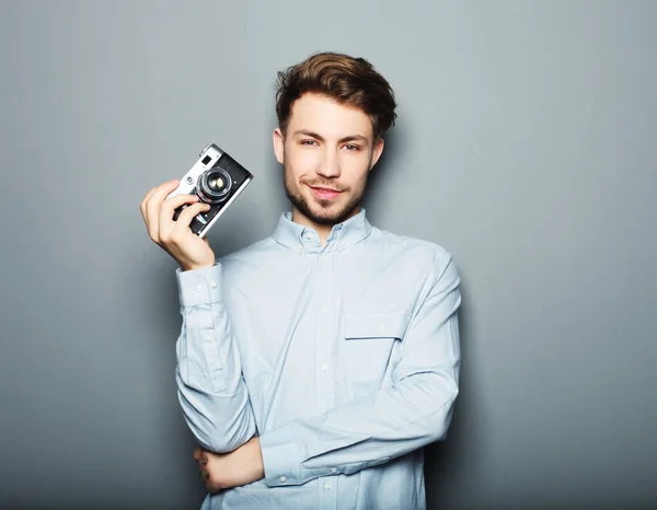 Hipster Modefotograf Mann mit Retro-Kamera — Stockfoto