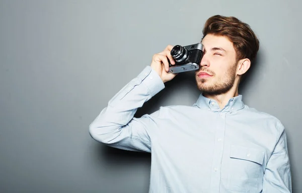 Handsome young man looking at camera — Stock Photo, Image