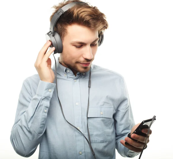 Beau jeune homme portant des écouteurs et écoutant de la musique . — Photo